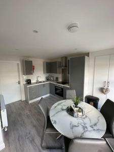 Kjøkken eller kjøkkenkrok på Westland Suites - Stylish, Modern, Elegant, Central Apartments