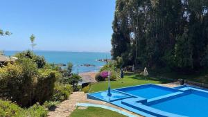 O vedere a piscinei de la sau din apropiere de Hermosa Cabaña Rustica en Playa Negra