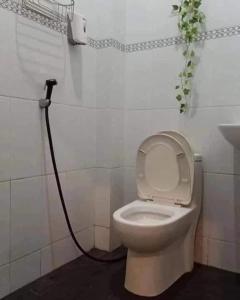 Ванная комната в EMWEKA RESIDENCE BALIKPAPAN +32 фотографии