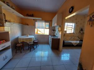 eine kleine Küche mit einem Tisch und einem Bett in der Unterkunft Cheiro de mar in Imbé