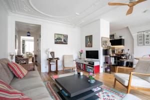 salon z kanapą i stołem w obiekcie Amazing flat Jardin du Luxembourg w Paryżu