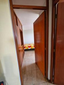 un couloir avec une porte ouverte menant à une chambre dans l'établissement Departamento con Hermosa Vista, à Yanahuara