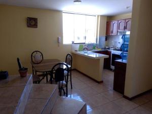 cocina y sala de estar con mesa y sillas en Departamento con Hermosa Vista, en Yanahuara