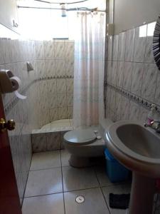 La salle de bains est pourvue de toilettes et d'un lavabo. dans l'établissement Departamento con Hermosa Vista, à Yanahuara
