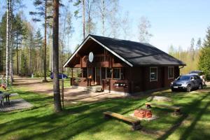 una piccola cabina con un'auto parcheggiata di fronte di Ferienhaus in Kouvola mit Terrasse und Grill a Kouvola