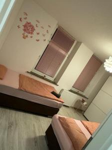 mały pokój z 2 łóżkami i oknem w obiekcie New York by D&J Apartments Altenessen Nord w Essen
