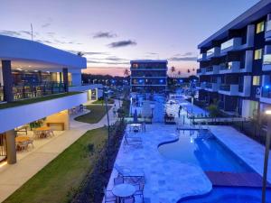 uitzicht op een zwembad in een gebouw bij Flat Sol do Makia - Studio com vista para piscina in Ipojuca