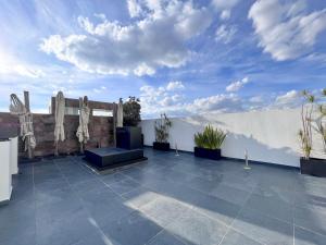d'une terrasse avec des plantes en pot et un mur blanc. dans l'établissement Mi Zona Lodging Nápoles, à Mexico