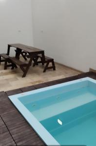uma mesa de piquenique e uma piscina ao lado de uma mesa de piquenique em Casa Punta Hermosa Piscina Terraza em Punta Hermosa