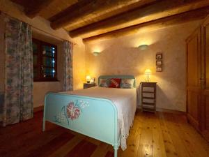 een slaapkamer met een bed in een kamer bij Gîte Saugues, 4 pièces, 6 personnes - FR-1-582-127 in Saugues