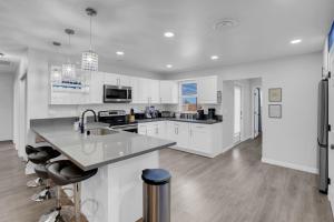 Big Group, Remodeled, Landscaped, King Beds, Desks