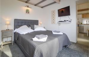 En eller flere senger på et rom på Nice Home In Cauro With Wi-fi