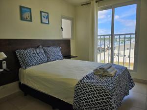 1 dormitorio con 1 cama y vistas a la playa en Vista al mar 303 en ArraijÃ¡n
