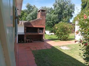 - un four en briques dans l'arrière-cour d'une maison dans l'établissement Casa Costa Azul - La Paloma - Rocha - Uruguay, à Costa Azul