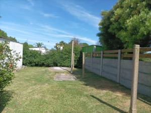 une clôture dans une cour à côté d'un mur dans l'établissement Casa Costa Azul - La Paloma - Rocha - Uruguay, à Costa Azul 12 autres photos