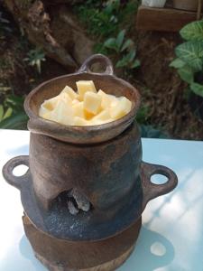 CASA JARDIN في سونسوناتي: وعاء من الجبن على طاولة