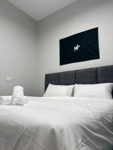 uma grande cama branca com almofadas brancas em Room with PrivateBathroom, Projector, KSL Mall em Johor Bahru