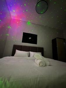 Postel nebo postele na pokoji v ubytování R8 Hotel-style Room With Projector #1min Walk to Ksl City Mall