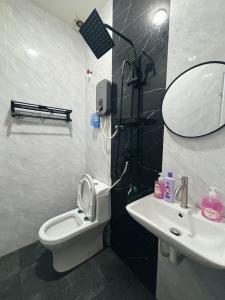 uma casa de banho com um lavatório, um WC e um espelho. em Room with PrivateBathroom, Projector, KSL Mall em Johor Bahru