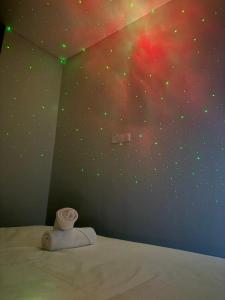Postel nebo postele na pokoji v ubytování R8 Hotel-style Room With Projector #1min Walk to Ksl City Mall