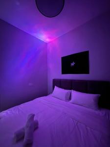 Postel nebo postele na pokoji v ubytování R8 Hotel-style Room With Projector #1min Walk to Ksl City Mall