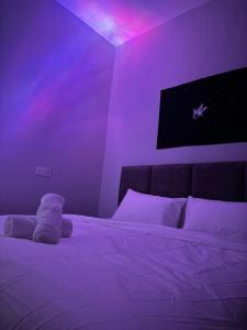 Postel nebo postele na pokoji v ubytování R8 Hotel-style Room With Projector #1min Walk to Ksl City Mall