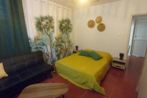 Postel nebo postele na pokoji v ubytování APPARTEMENT "TI NID" Villa Bel Kay Nou