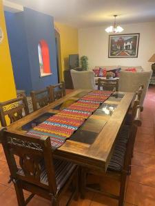 drewniany stół z dywanem w salonie w obiekcie Acogedora casa con firepit w mieście San Juan Obispo