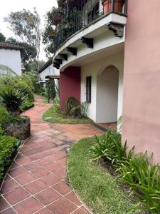 a brick walkway in front of a building at Acogedora casa con firepit in San Juan Obispo
