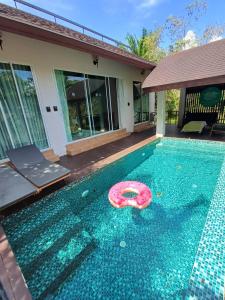 una piscina con un juguete rosa en el agua en Khaosok legend en Khao Sok