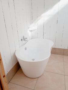 a white bath tub sitting in a bathroom at Private Garden The West - Vacation STAY 41967v in Ōhara