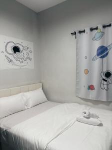 um quarto com uma cama e uma cortina com planetas em Room with Private Bathroom & Opposite KSL Mall em Johor Bahru