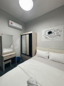 um quarto com uma grande cama branca e um espelho em Room with Private Bathroom & Opposite KSL Mall em Johor Bahru