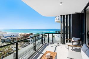 ゴールドコーストにあるVillage Palm Beach - Brand New 2 Bedroom Apartmentの海の景色を望むバルコニー