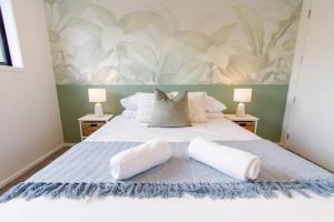 ein Schlafzimmer mit einem Bett mit zwei Kissen darauf in der Unterkunft 1 Bedroom Gem with Hagley Park at your doorstep in Christchurch