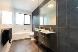 Un baño de Luxury home in Christies Beach with King Bed, NBN, Netflix, 3Bed 2Bath 18 fotos más