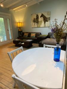a white table and chairs in a living room at Malibu Ranch Guest House Hideway in Malibu