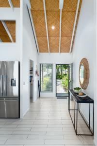 cocina con suelo de baldosa blanca y techo con espejo en Solwota Sands, en Port Vila