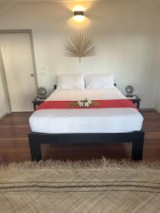 Naviti Island的住宿－Mai Sunset Island Resort，一间卧室配有一张带鲜花的大床
