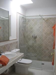 y baño con ducha, aseo y lavamanos. en Ferienhaus aus zwei Wohneinheiten bestehend mit beheiztem Pool und Terrasse - b44101, en Playa Blanca