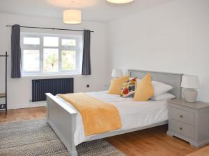 um quarto com uma cama e uma janela em Sea Breeze Apartment em Goring by Sea