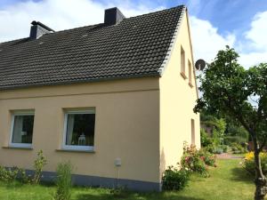 ein Haus mit einem Fenster und einem Dach in der Unterkunft Ferienhaus in Bartelshagen II in Hessenburg