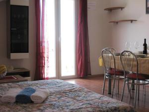 - une chambre avec un lit, une table et des chaises dans l'établissement Apartment mit Balkon, à Petrčane