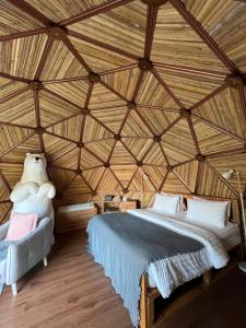 - une chambre avec un lit dans une yourte dans l'établissement Isbjorn chiangdao, à Chiang Dao