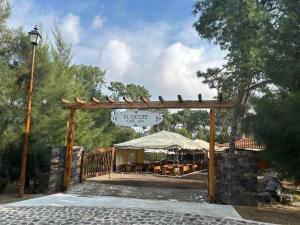 una pérgola de madera con una tienda en un parque en La Ocotera hotel de montaña, en La Esperanza