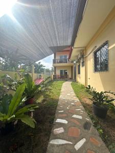 une passerelle devant un bâtiment avec toit dans l'établissement Clubmiller Guesthouse, à Puerto Princesa