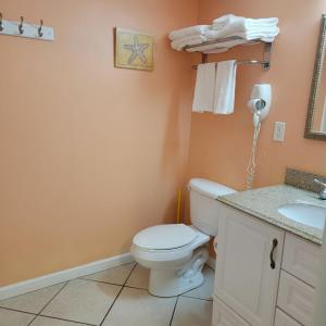 een badkamer met een toilet en een wastafel bij Champagne Isle Resort Unit 107 in Wildwood