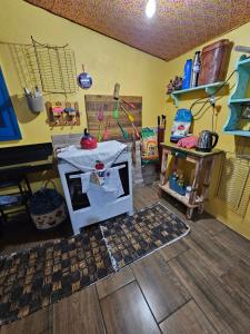 um quarto com uma mesa e uma prateleira em Espaço encantador na Lagoa- Morada colorida: lugar de gente feliz! em Xangri-lá