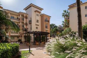un edificio con un patio con palmeras en Marriott's Marbella Beach Resort, en Marbella