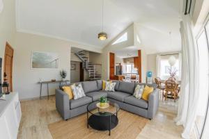 un salon avec un canapé et une table dans l'établissement Corte Sea A302, Luxury Penthouse, à Punta Cana